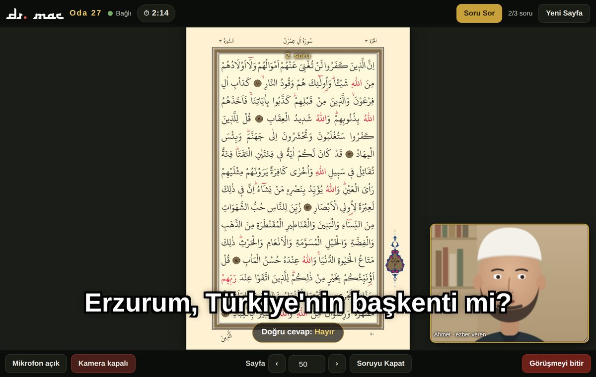 Ezberi dinleyen kişinin ekranı: ortada mushaf sayfası, sağ altta ezber veren öğrencinin kamerası, üstte Soru Sor düğmesi ve süre sayacı; sayfanın üzerinde 'Erzurum, Türkiye'nin başkenti mi?' sorusu ve 'Doğru cevap: Hayır' rozeti.